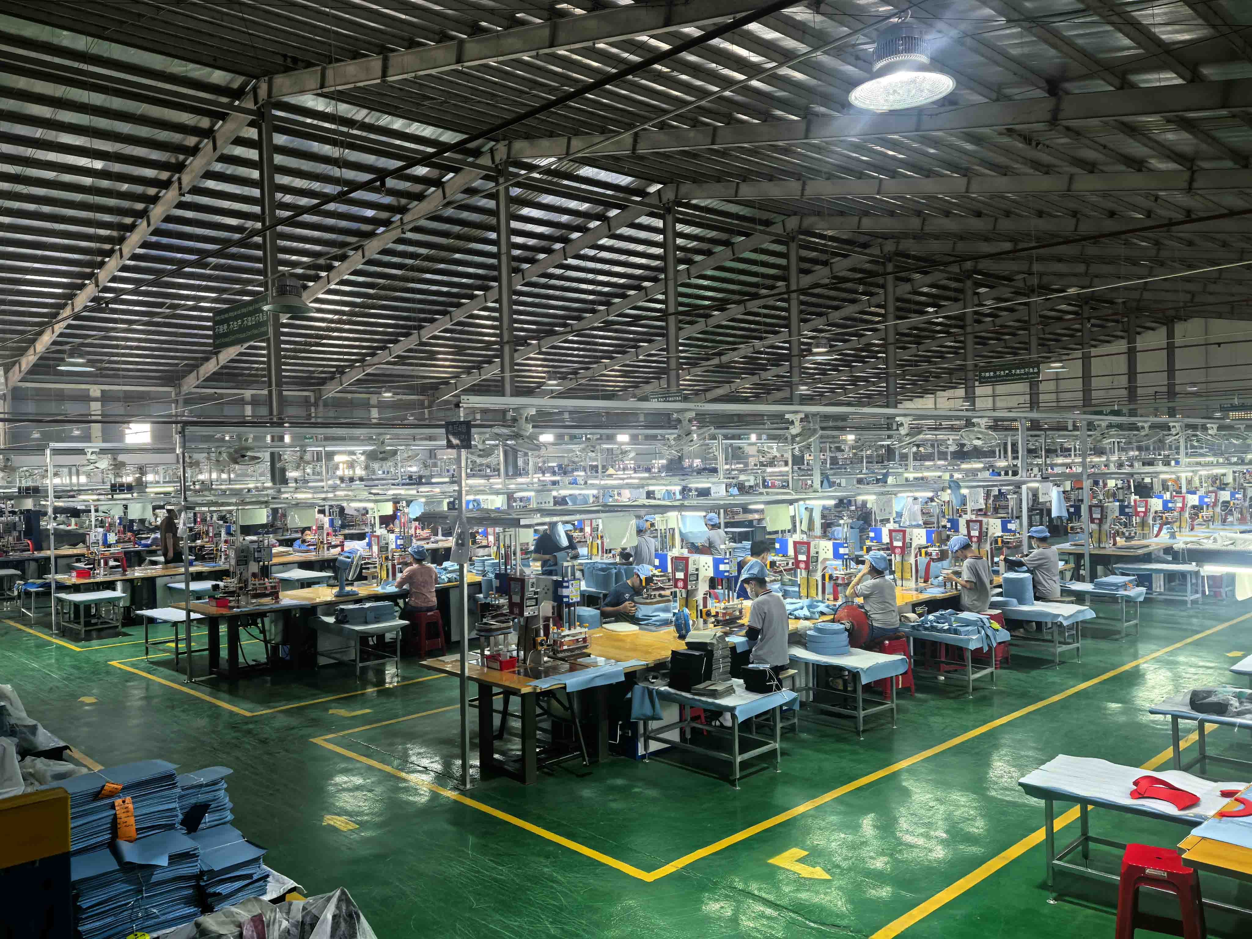 Fábrica de Soft Cooler do Vietnã: Linha de produção da cidade de Ho Chi Minh da Sealock Fábrica de Soft Cooler do Vietnã: Linha de produção da cidade de Ho Chi Minh da Sealock